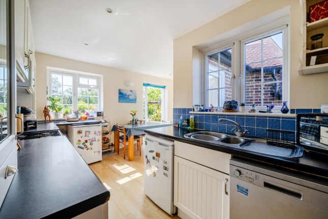 32, Elmside, Surrey photo 4