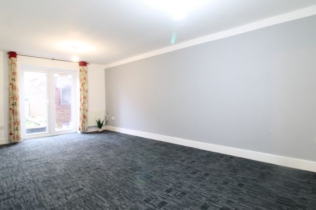 121, Southville Close, Feltham photo 2