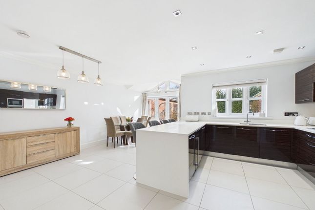3, Fivens Place, Horsham photo 3