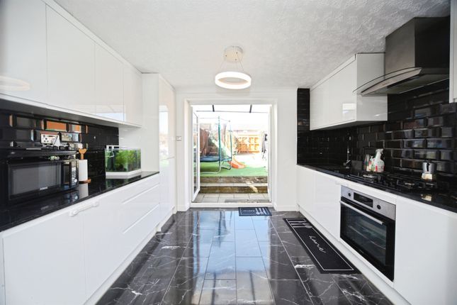24, Osprey Walk, Luton photo 3