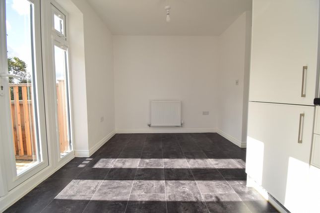 18, Wren Green Way, Wakefield photo 5