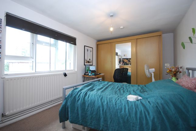 Flat to rent in Fairfield Street, London