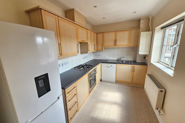 Flat 6, Fountain Court, Buckingham Street, Aylesbury photo 2