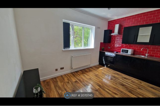 Flat to rent in Polygon Road, Manchester