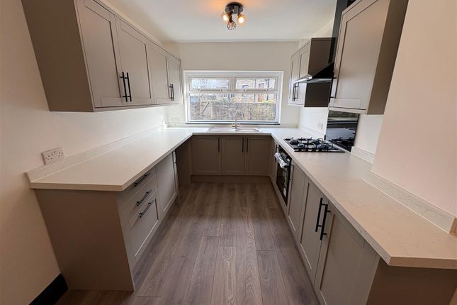 4, Holly Hall Lane, Bradford photo 3