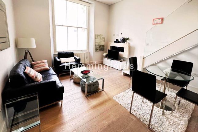 Flat for sale in Princes Square, London