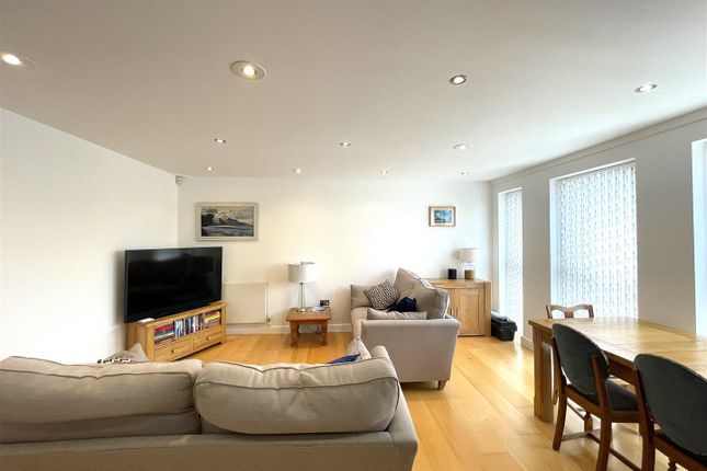 Flat to rent in Hardwick Road, Eastbourne