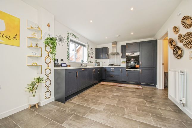 27, Thistledown Crescent, Ipswich photo 3