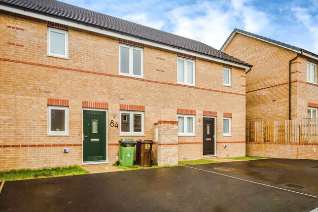 Thumbnail Town house for sale in Little Wood Crescent, Wakefield, West Yorkshire