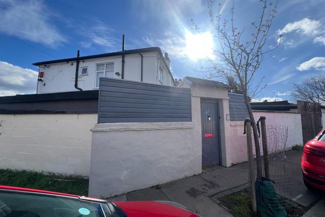 Thumbnail Flat for sale in Bywood Avenue, Croydon