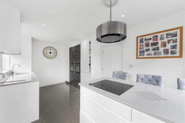 24, Baker Crescent, Kent photo 2
