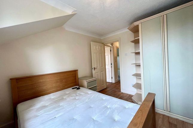 Flat 11, Eton Walk, Slough photo 4
