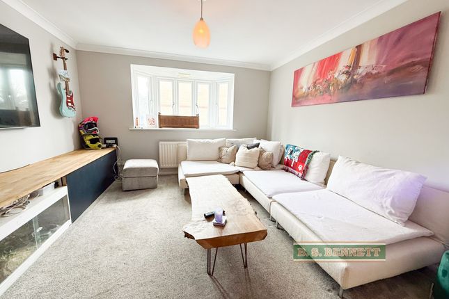 11 Harcourt, Wraysbury photo 3