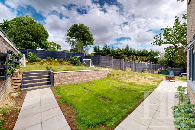 28 Rosedale Close, Crawley photo 4