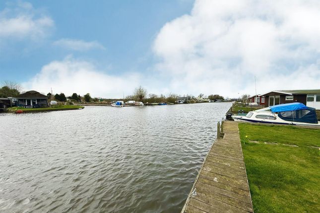 Blue Waters, L2D, North West Riverbank, Great Yarmouth photo 4