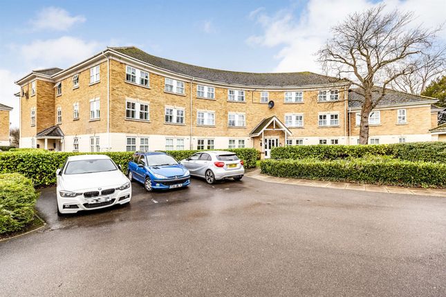 Flat for sale in Hurworth Avenue, Slough