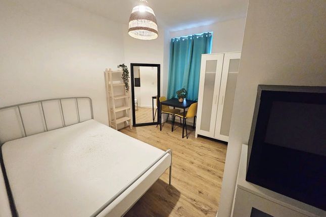 Room to rent in White Church Lane, London