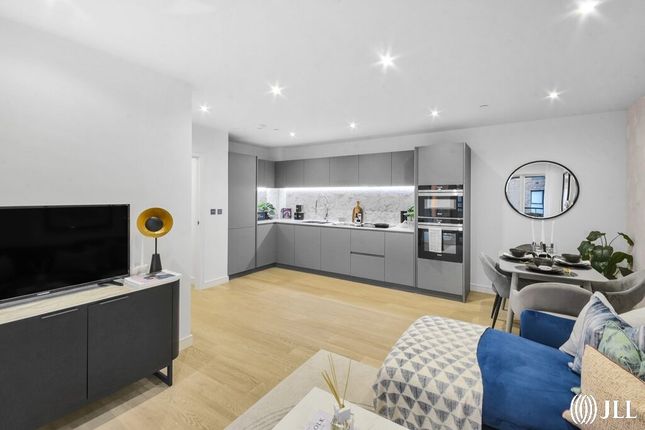 Thumbnail Flat for sale in New Union Close, London