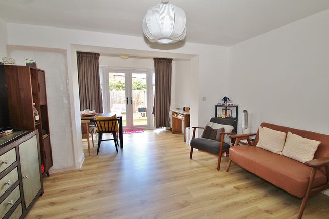 33, Kestrel Crescent, Witney photo 2