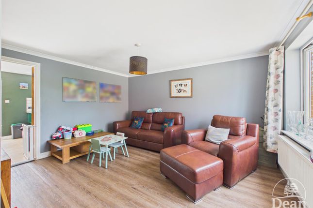 19, Grove Park, Lydney photo 3