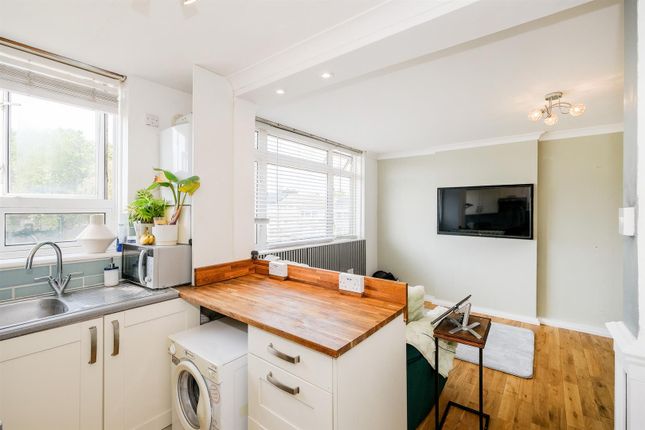 11, Gardner Close, Wanstead photo 4