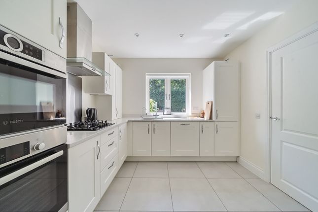 6, Lambton Close, Alton photo 2