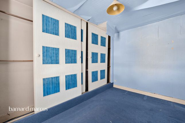 20, Whitford Gardens, Mitcham photo 2