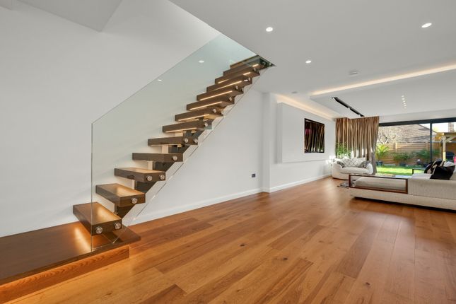 15, Greenwood Close, Surrey photo 2
