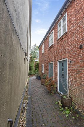Thumbnail Mews house to rent in Bell Street Mews, Bell Street, Romsey