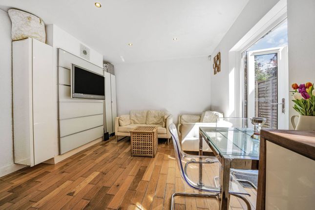 Maisonette for sale in Woodbury Street, Tooting Broadway, London