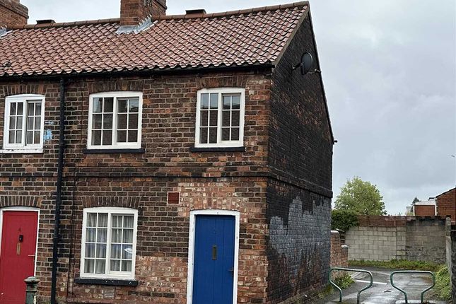 Thumbnail Town house for sale in Cliff Street, Scunthorpe