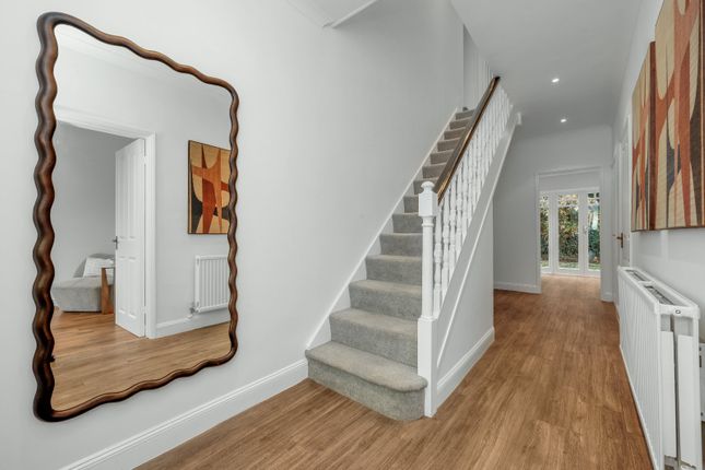 Woodland Grove, Surrey photo 2