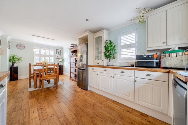 1, Oaks Meade, Carterton photo 2
