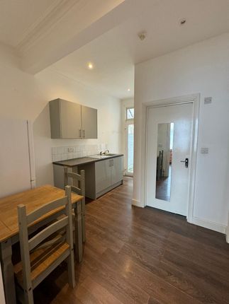 395 Hertford Road (Flat A), London photo 3