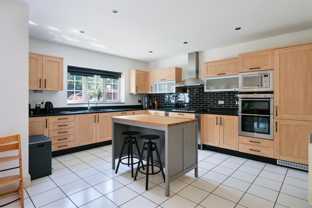 2, Killowen Close, Tadworth photo 4