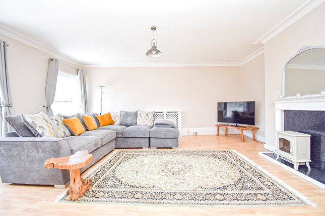 Flat for sale in High Street, Hungerford, Berkshire