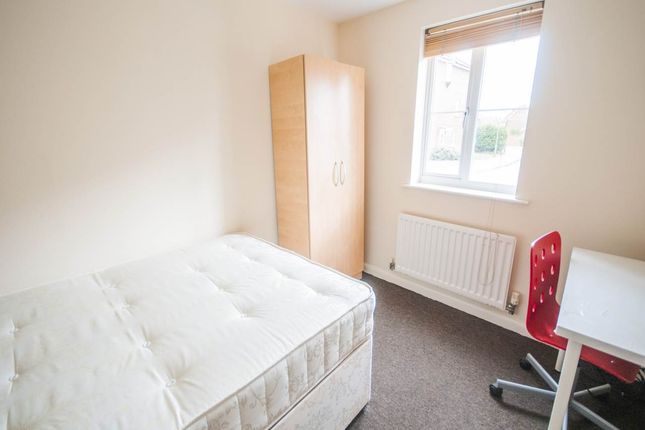 Queen Bee Court, Hatfield Hertfordshire photo 3