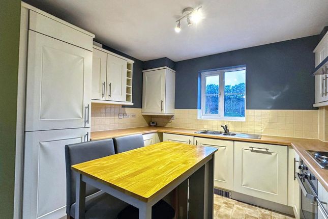 25, Wardle Gardens, Leek photo 2