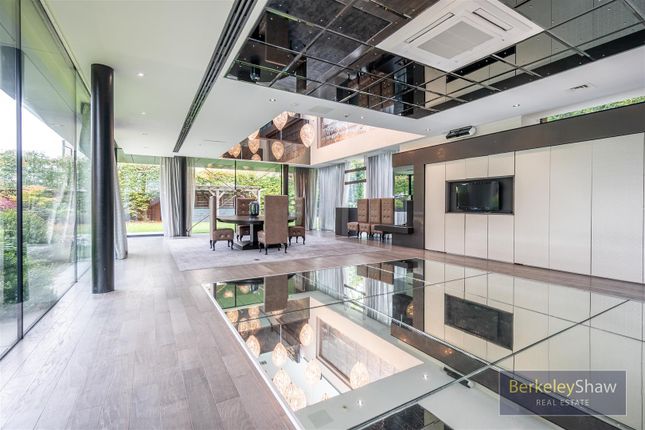 Rear Entertainment Room/Bar
