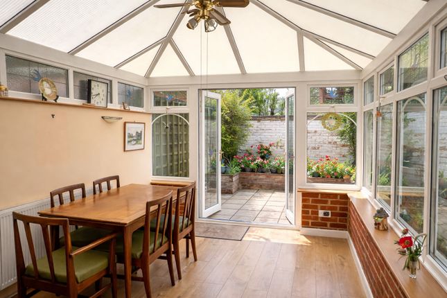 39, Tides Way, Southampton photo 3