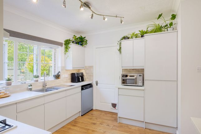 4 Cornwallis Close, Caterham photo 4