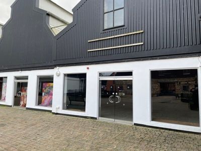 Retail premises to let in King Street, Wilton, Salisbury