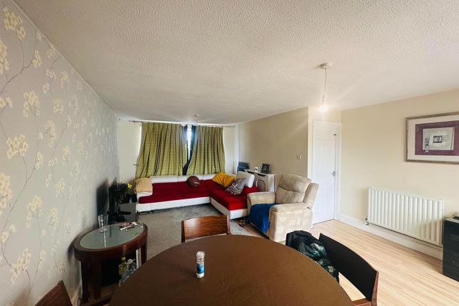 17, Thorntons Way, Nuneaton photo 2