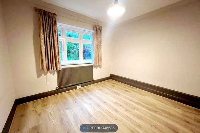 Flat to rent in Mulberry Close, London