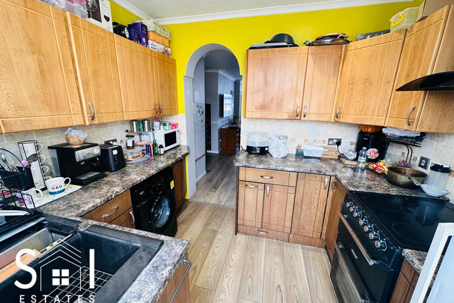 7, Camrose Avenue, Feltham photo 3