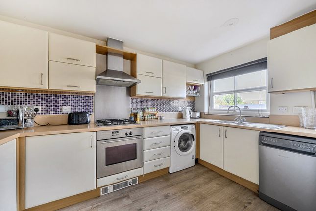 17, Mead Place, Horley photo 2