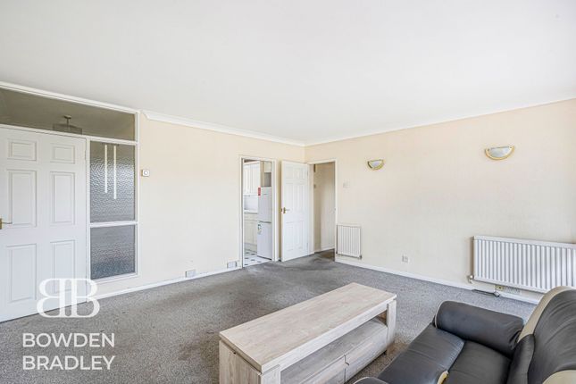5 Royston Gardens, Ilford photo 3