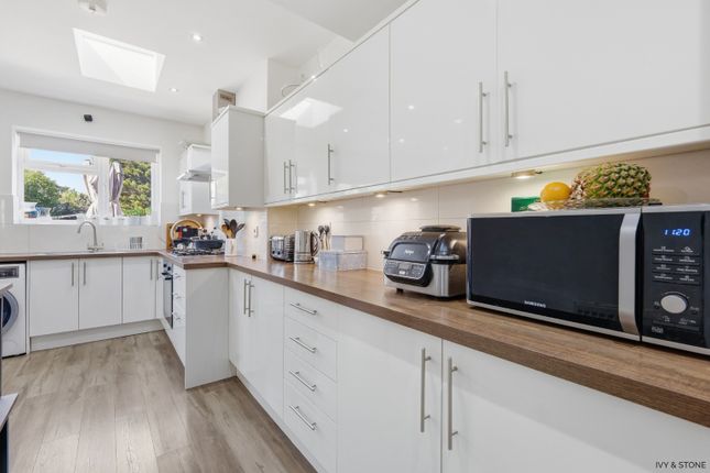 28, Bridport Avenue, Romford photo 3