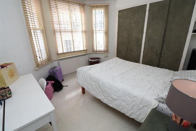 Flat for sale in Ladbroke Grove, London