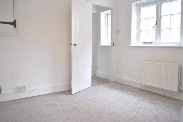 Cottage to rent in Thornton Road, Potters Bar